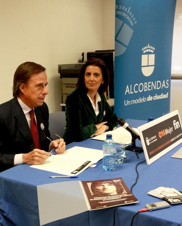 El alcalde de Alcobendas García de Vinuesa, junto a la concejala de Igualdad Mar Rodríguez