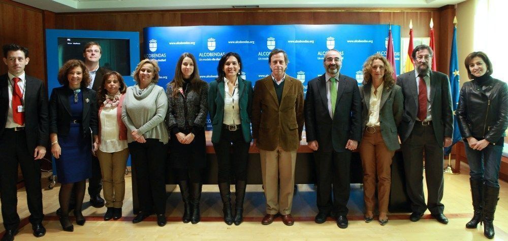 ‘Datos Abiertos’ permite convertir al Ayuntamiento en agente dinamizador y promotor de innovación y crecimiento económico, según ha destacado Concha Villalón, concejal de Planificación y Calidad de Alcobendas y responsable de esta iniciativa La web municipal de Alcobendas, www.alcobendas.org, en el apartado Gobierno Responsable, cuenta desde el 29 de noviembre con un nuevo espacio, DATOS ABIERTOS, una aplicación muy útil para el ciudadano ya que publica una gran cantidad de información que puede ser reutilizada por terceros. Este nuevo espacio de la web municipal hace públicos una gran cantidad de datos que hasta ahora manejaba internamente la Administración. Con esa publicidad, se pretende que adquieran una nueva dimensión y puedan ser elementos generadores de valor y riqueza, motor de crecimiento económico y oportunidad para la creación de nuevas empresas y por tanto de empleo. El Ayuntamiento de Alcobendas se transforma así en un agente dinamizador y promotor de la innovación (i+D+i). “Queremos que nos conozcan las empresas y otras instituciones y entidades y que sepan que Alcobendas es una gran ciudad, un ciudad de oportunidades para el futuro” ha explicado el alcalde de Alcobendas, Ignacio García de Vinuesa, durante la presentación de este proyecto. El ciudadano y las empresas disponen ya en la web de catorce colecciones de datos sobre temas muy diferentes sobre el Ayuntamiento de Alcobendas: el presupuesto municipal, la morosidad del Ayuntamiento y sus Patronatos, la población de la ciudad, la ubicación de las instalaciones y servicios municipales, los contratos públicos, la oferta pública de empleo, las actas de los Plenos municipales, los trámites municipales, el directorio de comercio y empresas, los valores registrados de contaminación atmosférica y la agenda de actos y actividades. “Somos de nuevo un referente ya que contadísimas instituciones disponen de proyectos como este y ningún ayuntamiento cuenta con una colección de datos tan completa como la nuestra” ha destacado Concha Villalón, concejal de Planificación y Calidad.  Esta iniciativa municipal supone otra apuesta más por la cultura de la transparencia en la gestión de los asuntos municipales y la utilización de los recursos públicos. “Este proyecto forma parte de nuestro compromiso con los vecinos, que deben saber lo que hacemos en el ayuntamiento” ha remarcado el alcalde Ignacio García de Vinuesa.  Este portal se ha desarrollado en colaboración con Telefónica para que el intercambio de información no precise de tecnologías ni procedimientos complejos El usuario puede realizar la descarga de la información en diferentes formatos estandarizados para su almacenamiento, análisis y reutilizarlos como quiera. Como complemento de la información publicada, tiene la posibilidad de recibir diagramas, mapas informativos y también generar sus propios gráficos.