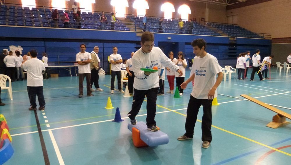 Una de las pruebas de la gymkhana de deporte inclusivo organizada en Colmenar Viejo