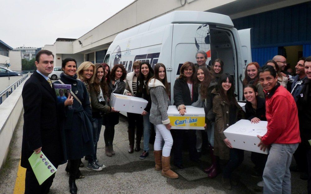Momento de la entrega de alimentos por parte del Liceo Europeo de Alcobendas