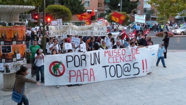 Una de las últimas concentraciones-marcha contra el cierre de CosmoCaixa en Alcobendas
