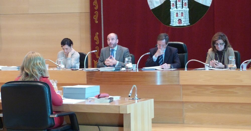El portavoz del PP de Alcobendas, Ramón Cubián, defiende la postura del partido en el pleno de presupuestos 2014