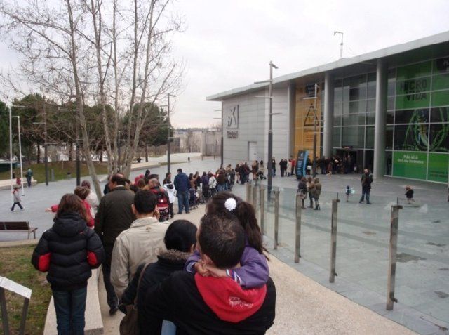 Colas a las puertas de CosmoCaixa de Alcobendas