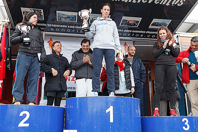 Las ganadores femeninas en el podium de la San Silvestre de Alcobendas 2013