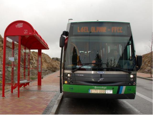 Un autobús urbano de Colmenar en una parada de autobús