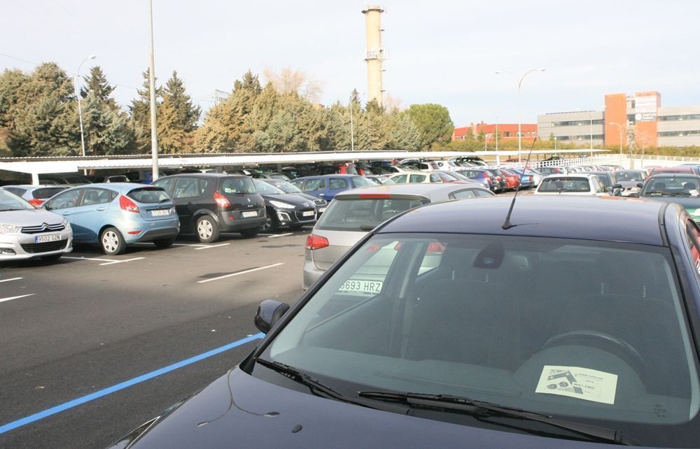 La mayoría de vehículos ya muestran la tarjeta de residente para aparcar en la estación de tren de cercanías de Renfe de Tres Cantos