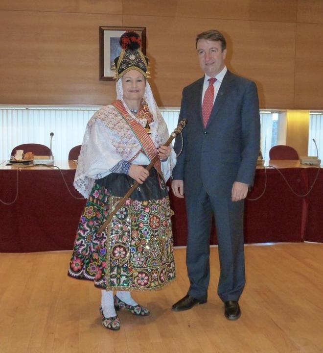 Emilia Delgado junto al alcalde Jesús Moreno en el acto central de las Águedas en Tres Cantos