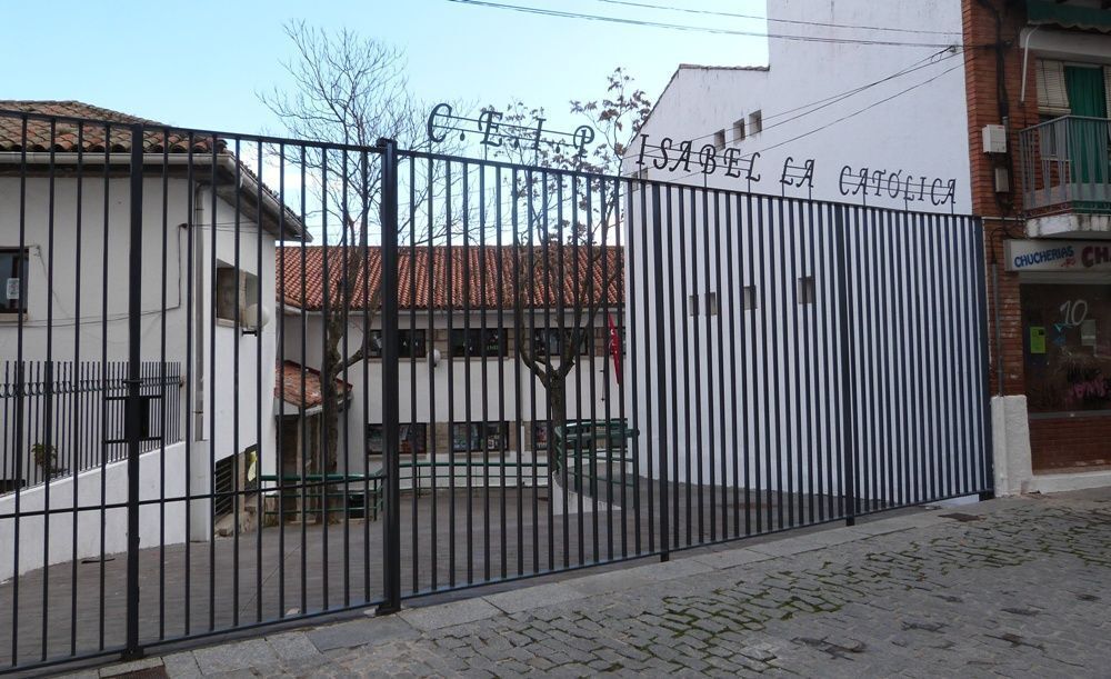 Aspecto del colegio público Isabel la Católica de Colmenar, situado en el centro del municipio