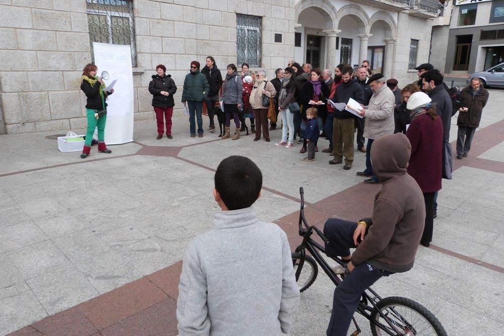 Alrededor de 30 personas acudieron a la convocatoria del 15M y la Plataforma por la Educación Pública de Colmenar Viejo