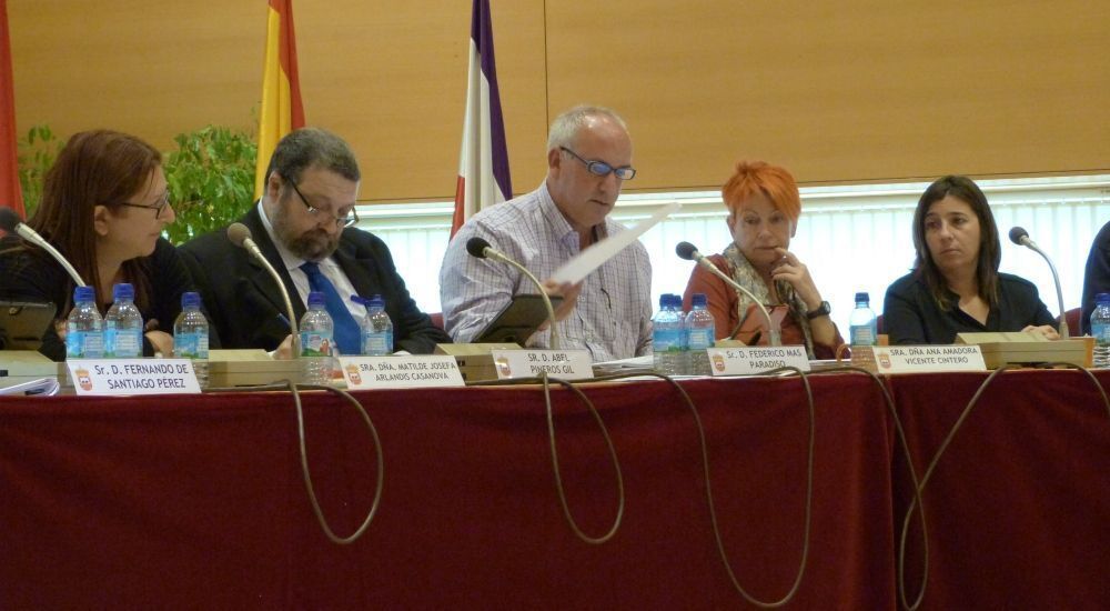 Federico Mas, portavoz de IU Tres Cantos (en el centro de la imagen)