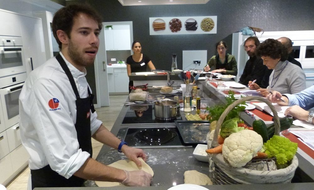 El chef Luis Alonso durante el taller de pan casero en Miele Center Madrid de Alcobendas