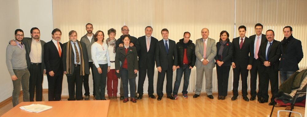 Foto de familia en el Ayuntamiento de Tres Cantos entre el Club de Baloncesto de Tres Cantos y Fundación Repsol