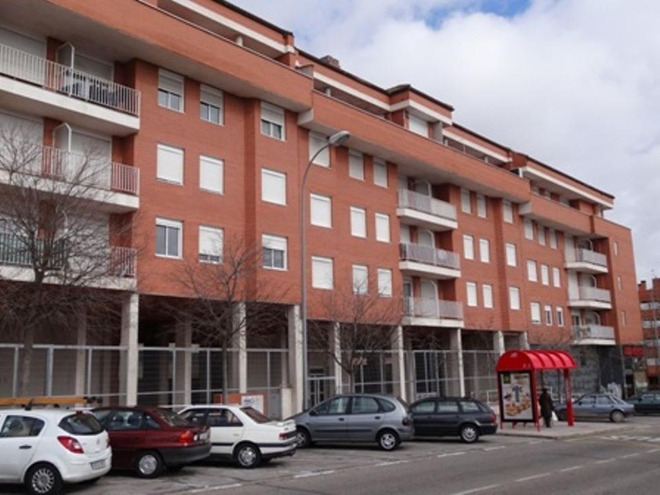 Este es el edificio de viviendas de Valdelasfuentes que habría sido ocupado ilegalmente en parte 