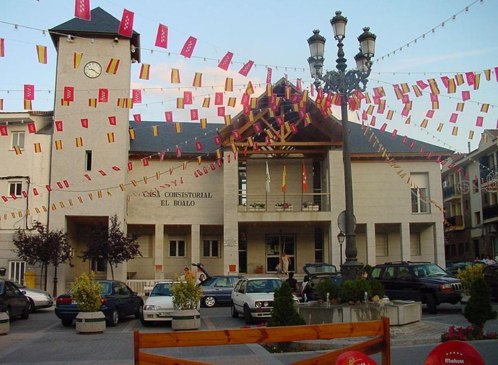 En la imagen, el edificio consistorial de El Boalo, uno de los tres núcleos urbanos afectados por no tener centro de enseñanza secundaria