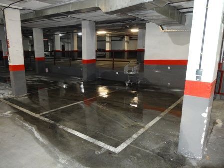 Aspecto de los garajes del edificio de Alcobendas, que sufre humedades