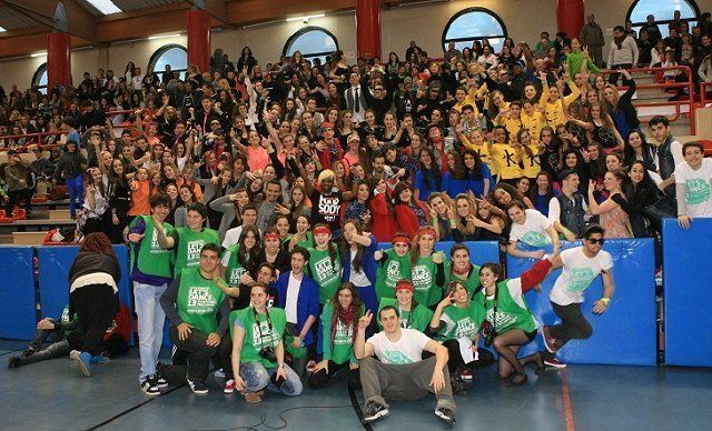 Foto de familia de participantes en la edición 2013 del campeonato Let´s Dance de Tres Cantos