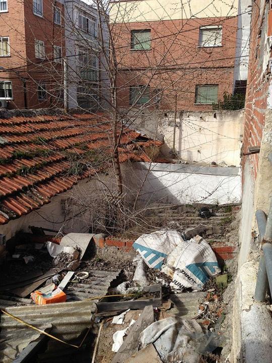 Las viviendas abandonadas y llenas de basuras están situadas en el barrio de Sacramento de Sanse