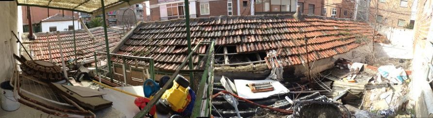 Aspecto del interior de las viviendas deshabitadas en Sanse desde una casa colindante