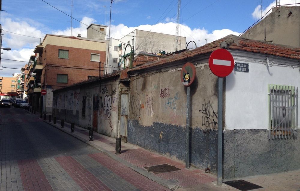 Las viviendas abandonadas y llenas de basuras están situadas en el barrio de Sacramento de Sanse