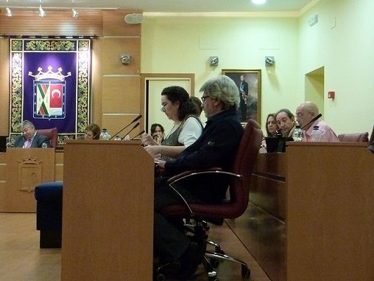 El portavoz de IU, Fernando García Serrano, en el centro de la imagen
