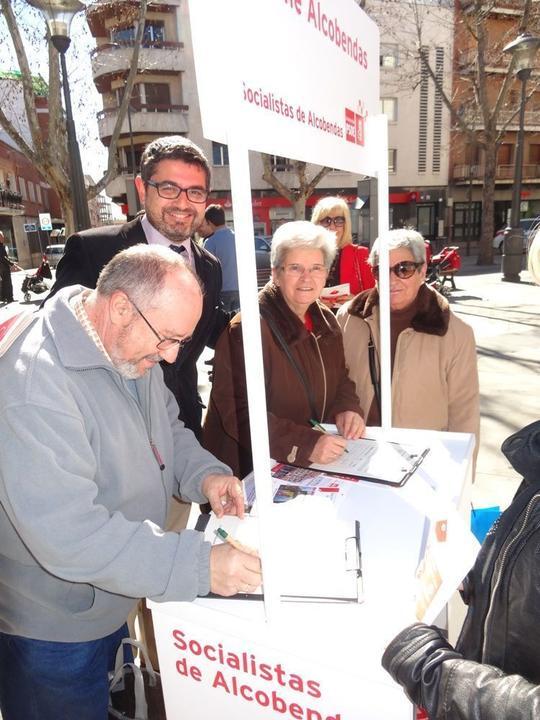 Un momento de la recogida de firmas contra los paraísos fiscales en Europa