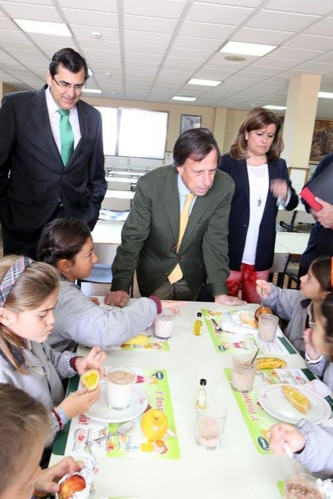 El alcalde de Alcobendas visita el Colegio Manyanet para conocer el programa Desayuno saludable