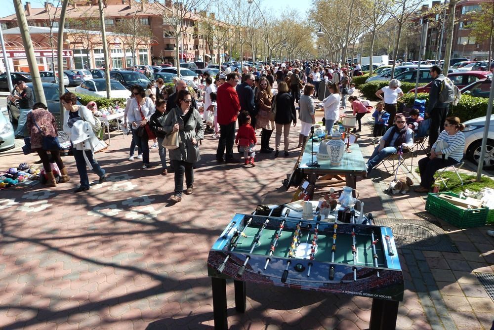 Aspecto del mercado de segunda mano de Tres Cantos el 6 de abril de 2014