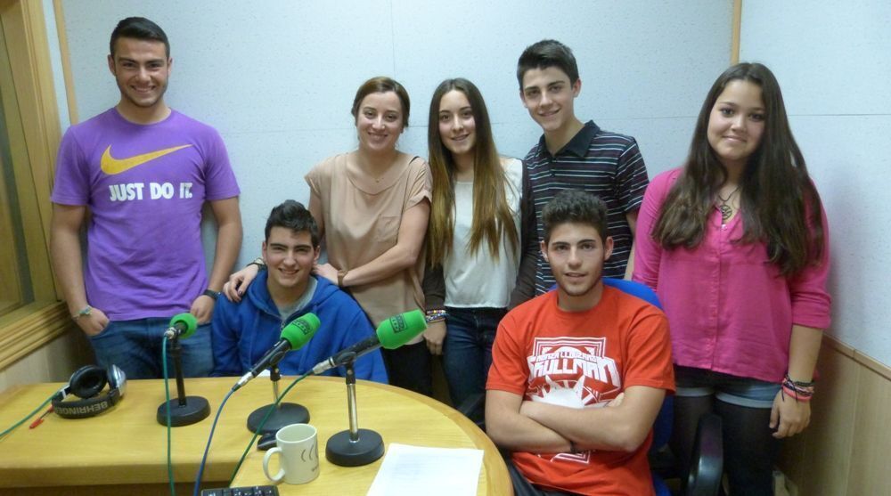 Estudiantes de ESO en el estudio de Onda Cero Madrid Norte con Sonia Crespo