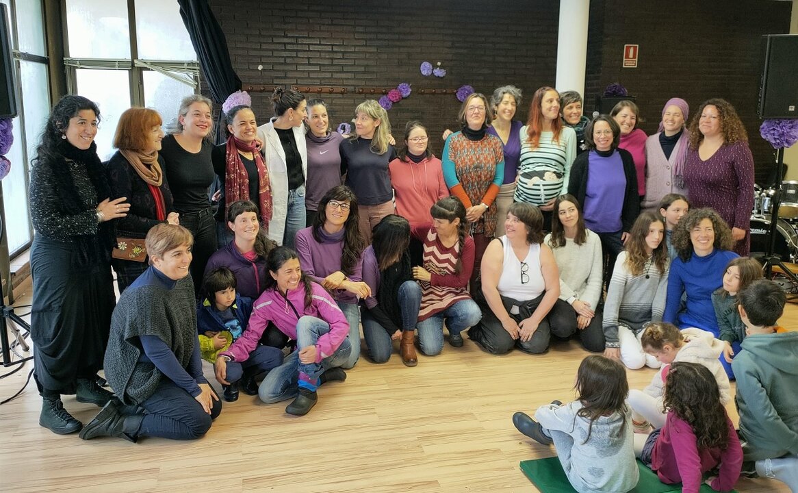 Foto de familia de las participantes en Mujeres en Manza 2025