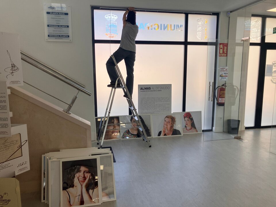 Montando la exposición. Imagen de Marianna Jaszczuk.