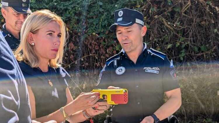 La alcaldesa Rocío Alcántara con la nueva Taser 10.