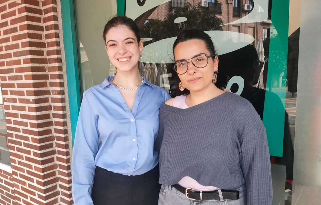 Paula Mozota y Paula Calamonte, las dos estudiantes creadores del documental sobre la Guerra Civil en Colmenar Viejo
