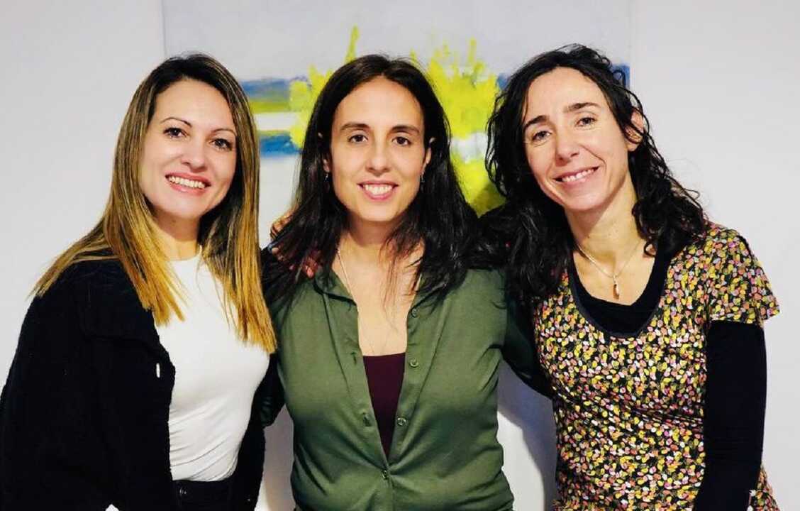De izquierda a derecha, Ana Maria Turiégano (nutricionista), Claudia Vicario Tomaselli (psicóloga) e Iranzu Sanz de Galdeano (fisioterapeuta, osteópata y fundadora del centro Clínica Raíz)