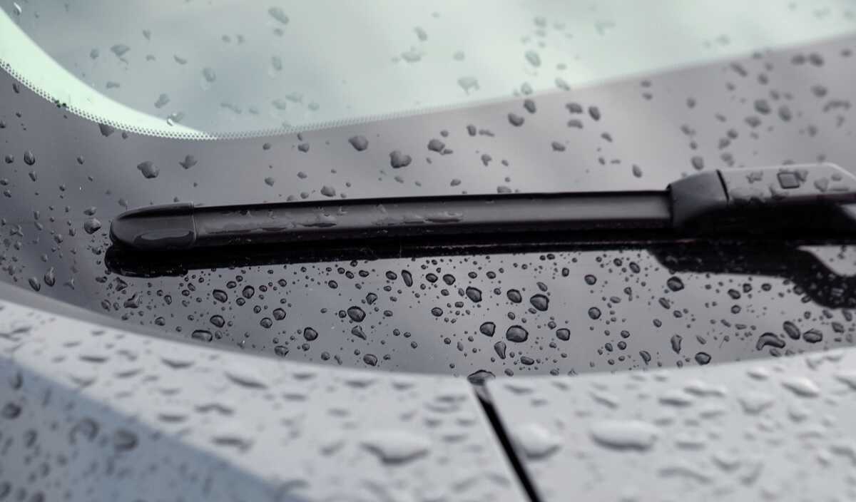 Limpiaparabrisas de coche con gotas de lluvia
