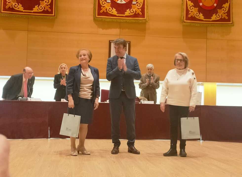 Las viudas de los alcaldes tricantinos fallecidos recibieron un detalle del ayuntamiento