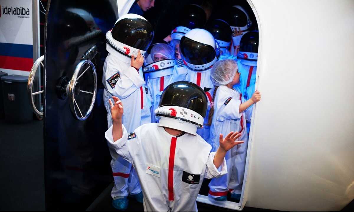Menores en la exposición Kids on the Moon en Gran Plaza 2 de Majadahonda