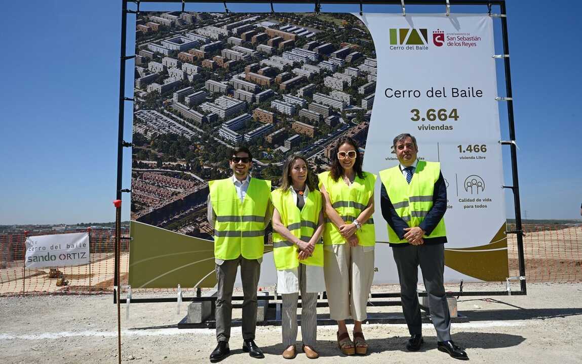 Alcaldesa de Sanse, junto a cartel del Cerro del Baile